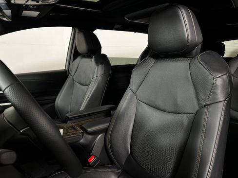 Used 2025 Toyota Sienna Platinum image 13