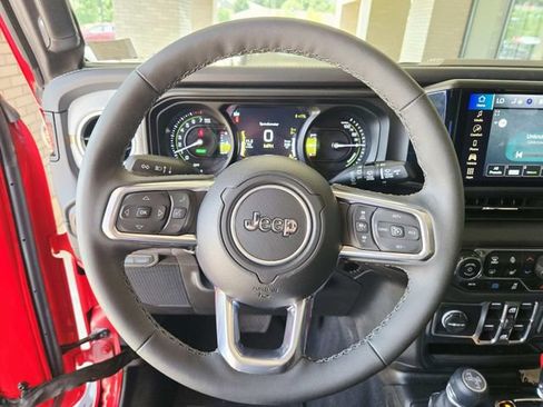 Used 2025 Jeep Wrangler Unlimited Sahara AWD/4WD image 21