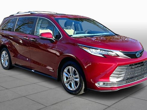 Used 2021 Toyota Sienna Limited image 3