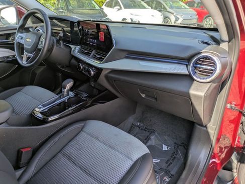 Used 2025 Chevrolet Trax LT w/ LT Convenience Package image 25