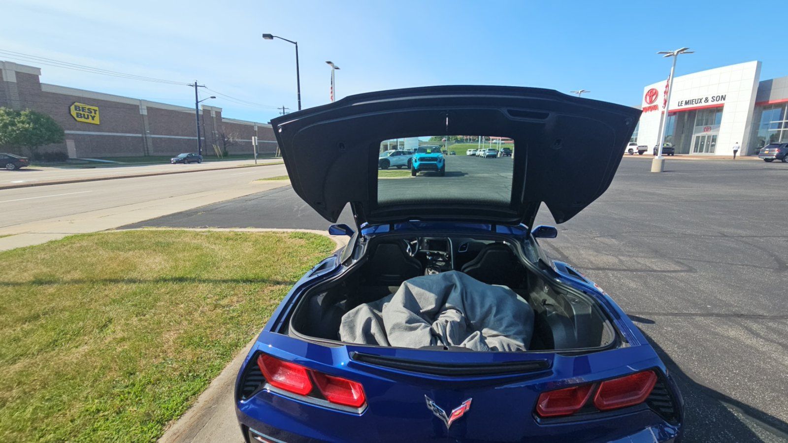 Used 2017 Chevrolet Corvette Stingray Coupe w/ 1LT RWD image 22
