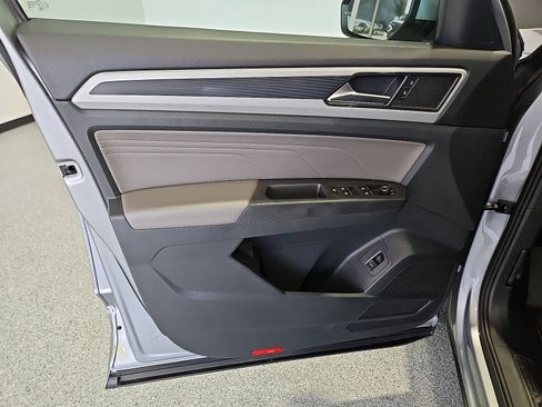 Certified 2022 Volkswagen Atlas SEL R-Line AWD/4WD image 15