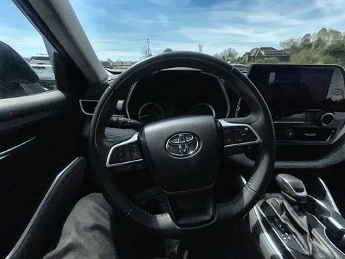 Used 2023 Toyota Highlander XLE AWD/4WD image 20