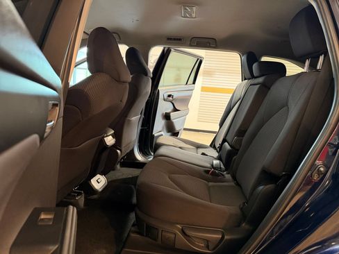 Used 2025 Toyota Highlander LE FWD image 22