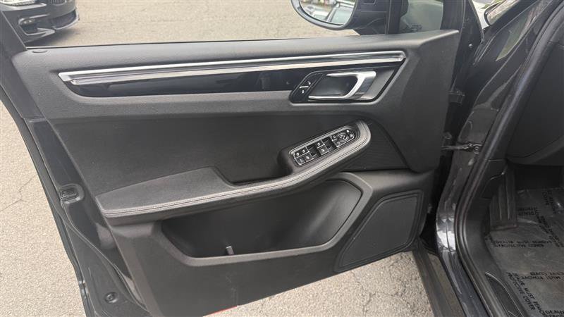Used 2018 Porsche Macan AWD/4WD image 5