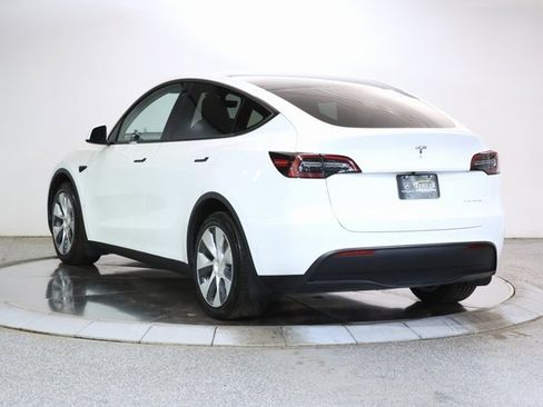 Used 2021 Tesla Model Y Long Range image 2