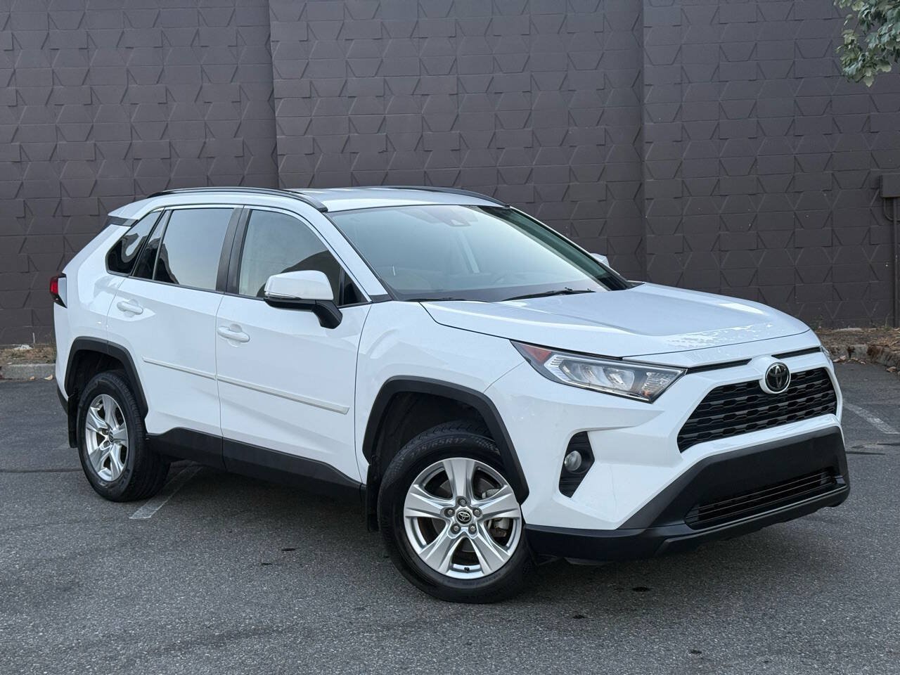 Used 2021 Toyota RAV4 XLE FWD image 2