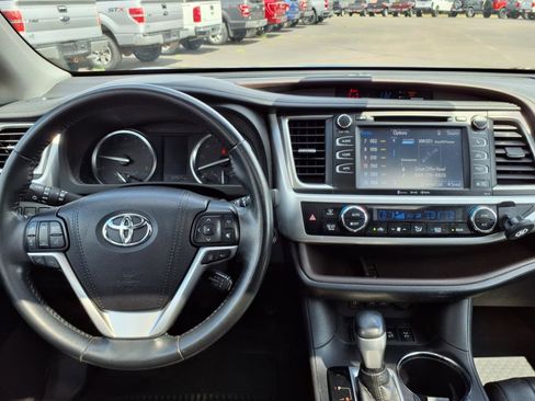 Used 2018 Toyota Highlander XLE image 17