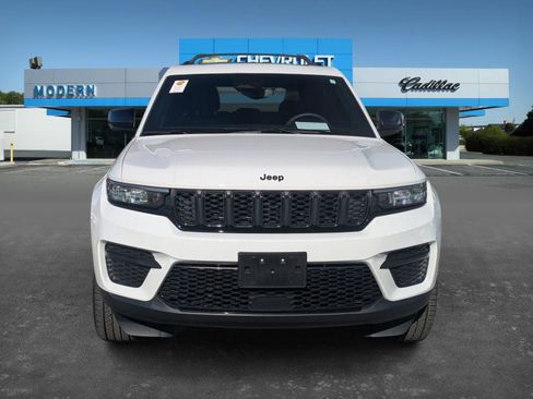 Used 2023 Jeep Grand Cherokee Altitude image 2