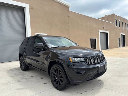 Used 2018 Jeep Grand Cherokee Altitude AWD/4WD image 8