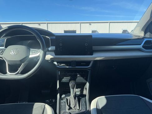 Used 2025 Volkswagen Taos SE image 18