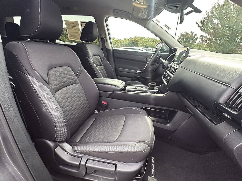 Certified 2025 Nissan Pathfinder SV FWD image 25