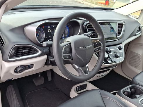 Used 2024 Chrysler Pacifica Touring-L image 24