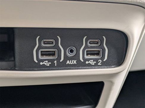 Used 2022 Chrysler Voyager LX image 22