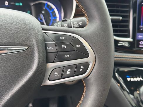 Used 2023 Chrysler Pacifica Pinnacle FWD image 30