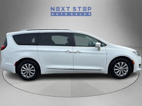Used 2018 Chrysler Pacifica Touring-L FWD image 9