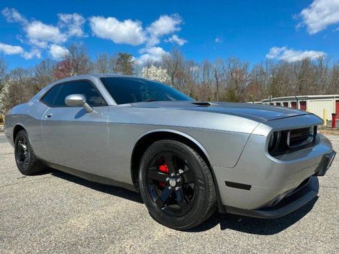 Used 2014 Dodge Challenger SXT RWD image 2