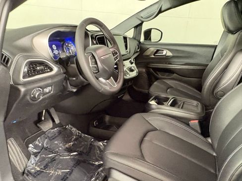 New 2027 Chrysler Pacifica Select FWD image 21