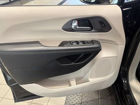 Used 2023 Chrysler Pacifica Touring-L FWD image 6