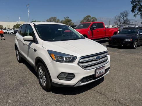 Used 2019 Ford Escape SE FWD image 2