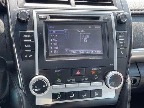 Used 2014 Toyota Camry SE FWD image 12