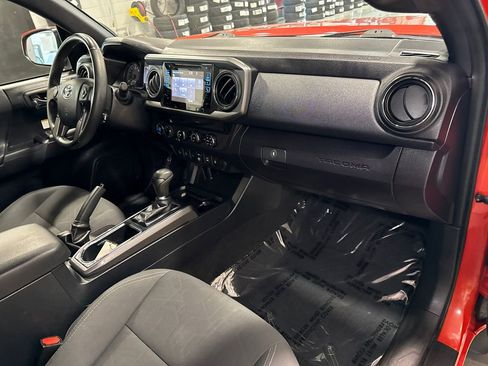 Used 2018 Toyota Tacoma TRD Off-Road w/ Technology Package AWD/4WD image 17
