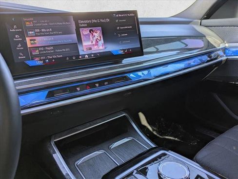 Used 2023 BMW 740i image 15