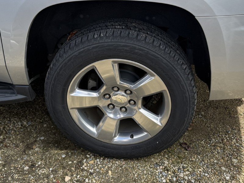 Used 2017 Chevrolet Suburban LT RWD image 13