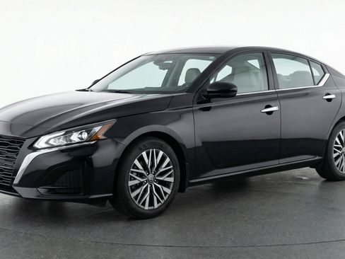 Used 2025 Nissan Altima 2.5 SV FWD image 3