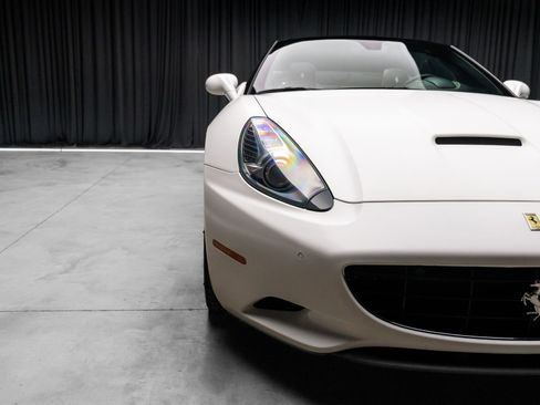 Used 2013 Ferrari California RWD image 17