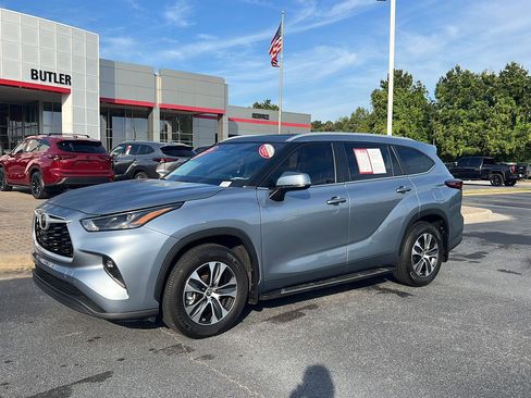 Certified 2024 Toyota Highlander XLE image 1