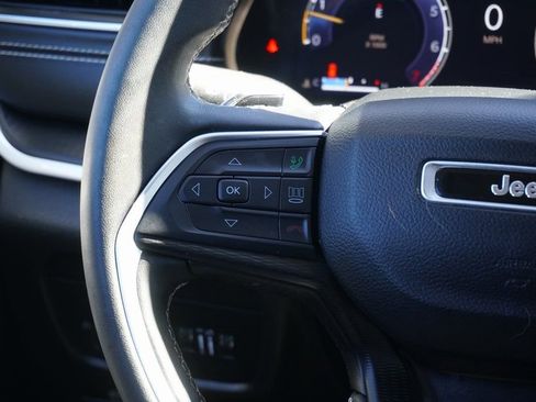 Used 2024 Jeep Grand Cherokee Laredo image 14