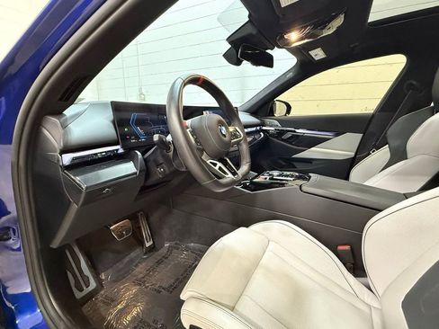 Used 2025 BMW M5 w/ Executive Package image 34