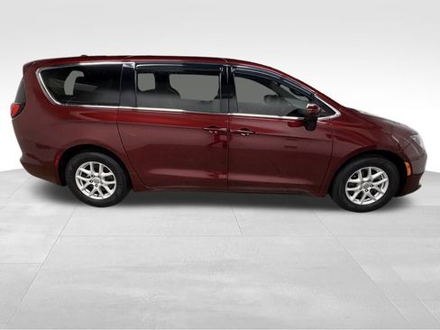 Used 2017 Chrysler Pacifica Touring image 8