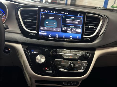 Used 2024 Chrysler Pacifica Touring-L image 28