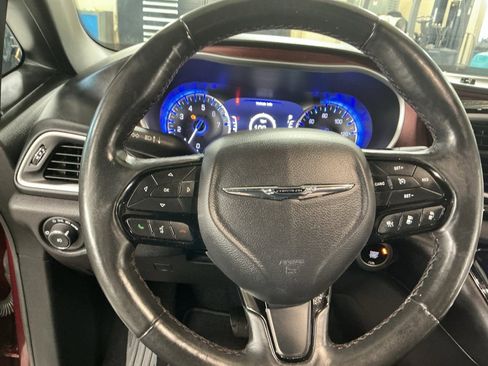 Used 2020 Chrysler Pacifica Touring-L image 9