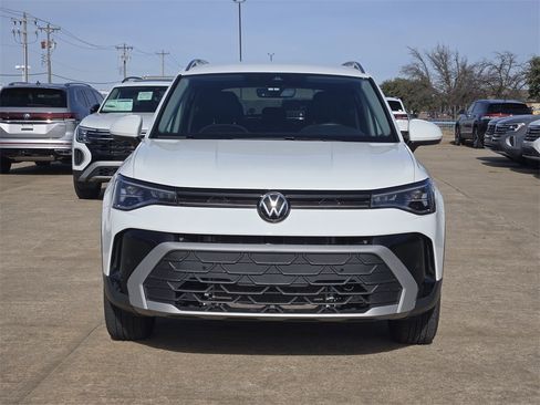 Used 2025 Volkswagen Taos SE image 2