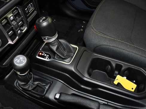Used 2024 Jeep Wrangler Unlimited Sahara AWD/4WD image 32