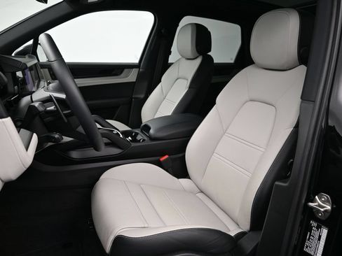 Certified 2026 Porsche Cayenne AWD/4WD image 5