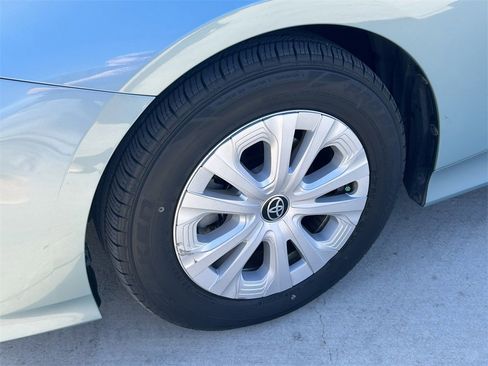 Used 2022 Toyota Prius L Eco image 9