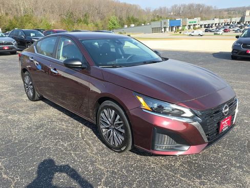 Used 2024 Nissan Altima 2.5 SV image 2