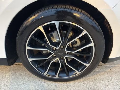 Used 2017 Ford Taurus Limited image 11