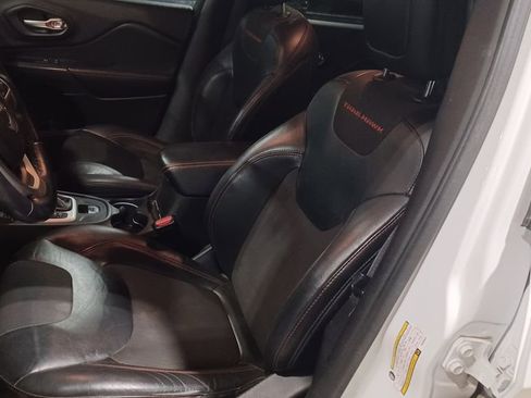 Used 2016 Jeep Cherokee Trailhawk image 6