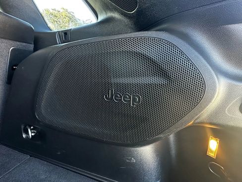 Used 2019 Jeep Cherokee Limited FWD image 45