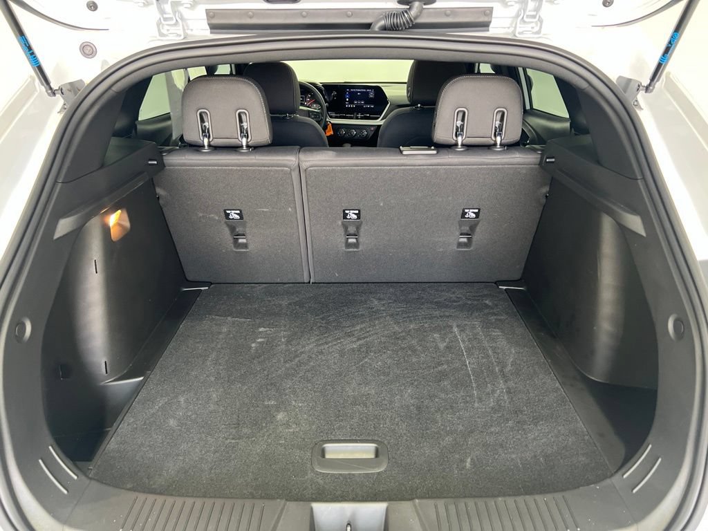 Used 2025 Chevrolet Trax RS w/ Sunroof Package FWD image 23
