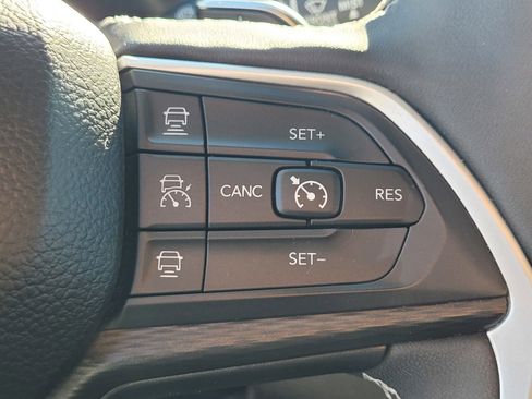 Used 2023 Jeep Grand Cherokee L Laredo image 25