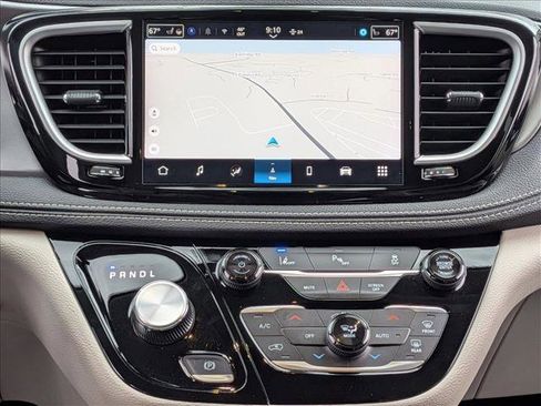 Used 2024 Chrysler Pacifica Select image 13