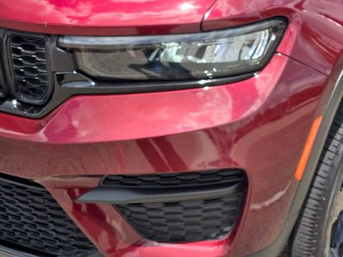 Used 2023 Jeep Grand Cherokee Altitude AWD/4WD image 8