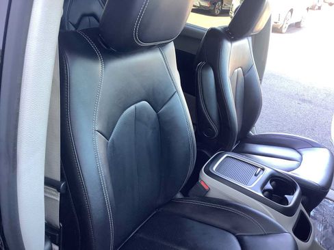 Used 2024 Chrysler Pacifica Touring-L FWD image 14