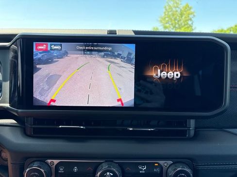 Used 2024 Jeep Wrangler Unlimited Rubicon AWD/4WD image 15